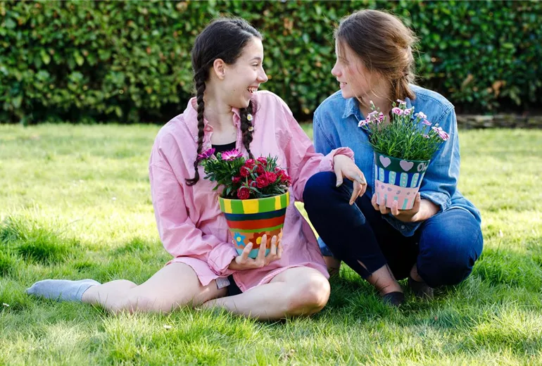 Kinder mit bemaltem Übertopf